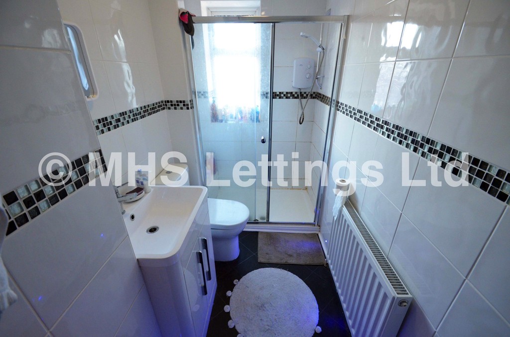 Photo of 4 Bedroom End Terraced House in 28 Mayville Road, Leeds, LS6 1NF