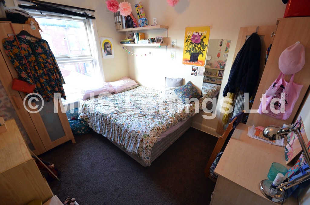 Photo of 4 Bedroom End Terraced House in 28 Mayville Road, Leeds, LS6 1NF