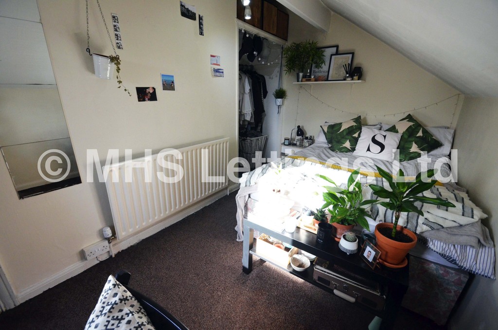 Photo of 4 Bedroom End Terraced House in 28 Mayville Road, Leeds, LS6 1NF