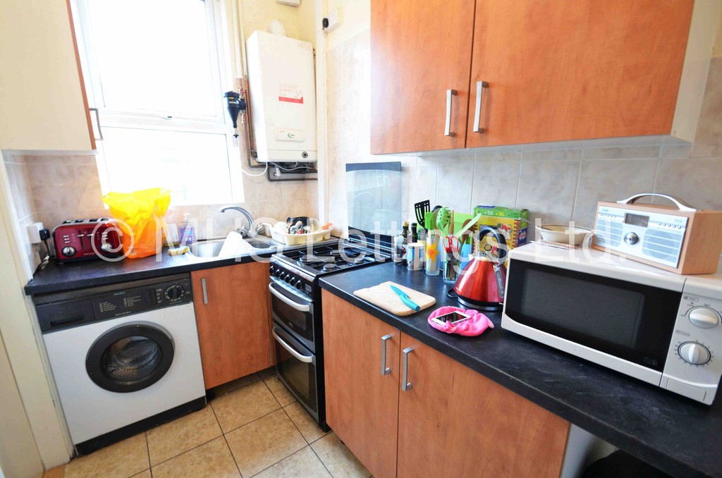 Photo of 3 Bedroom End Terraced House in 15 Royal Park Mount, Leeds, LS6 1HL