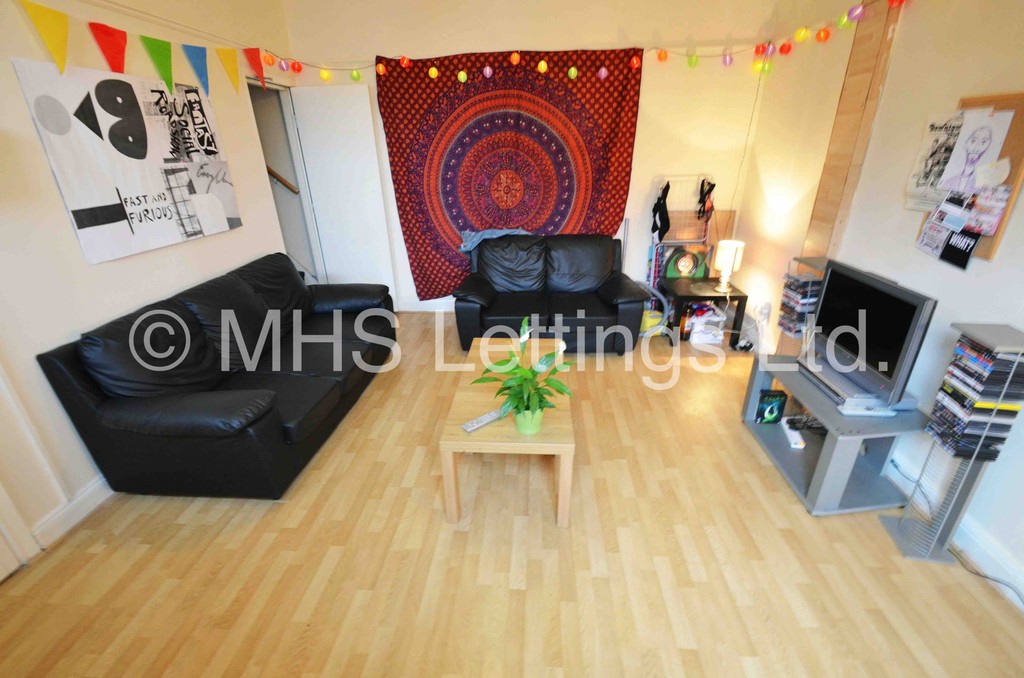 Photo of 3 Bedroom End Terraced House in 15 Royal Park Mount, Leeds, LS6 1HL