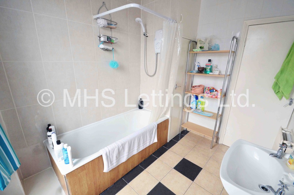 Photo of 3 Bedroom End Terraced House in 15 Royal Park Mount, Leeds, LS6 1HL