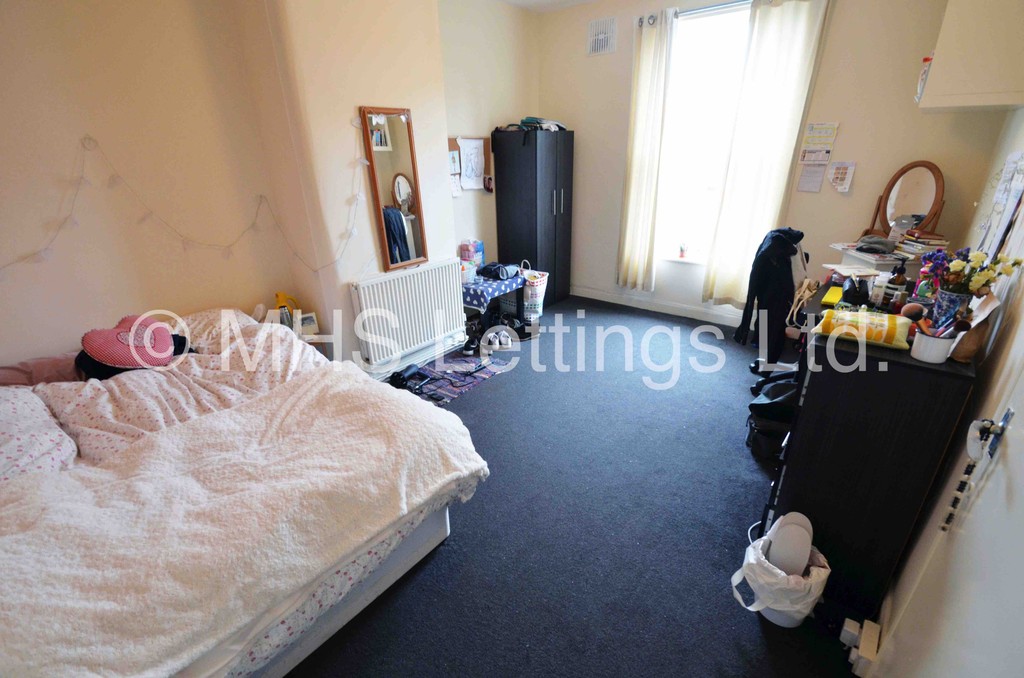 Photo of 3 Bedroom End Terraced House in 15 Royal Park Mount, Leeds, LS6 1HL