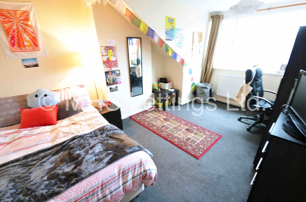 Photo of 3 Bedroom End Terraced House in 15 Royal Park Mount, Leeds, LS6 1HL