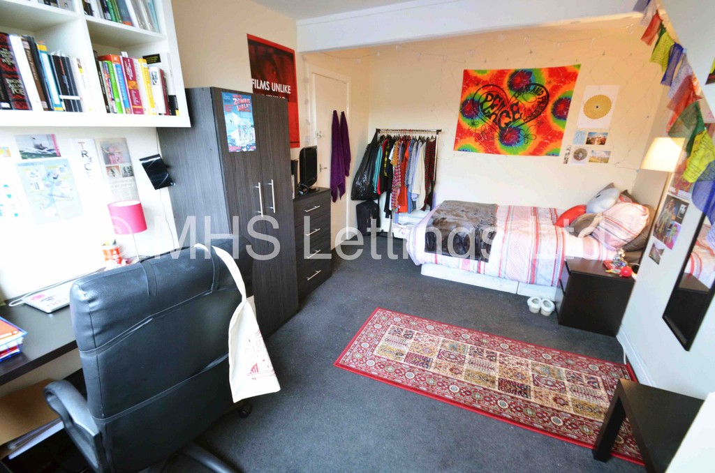 Photo of 3 Bedroom End Terraced House in 15 Royal Park Mount, Leeds, LS6 1HL