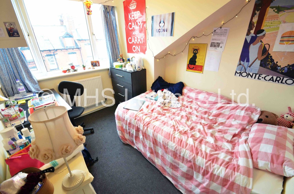 Photo of 3 Bedroom End Terraced House in 15 Royal Park Mount, Leeds, LS6 1HL