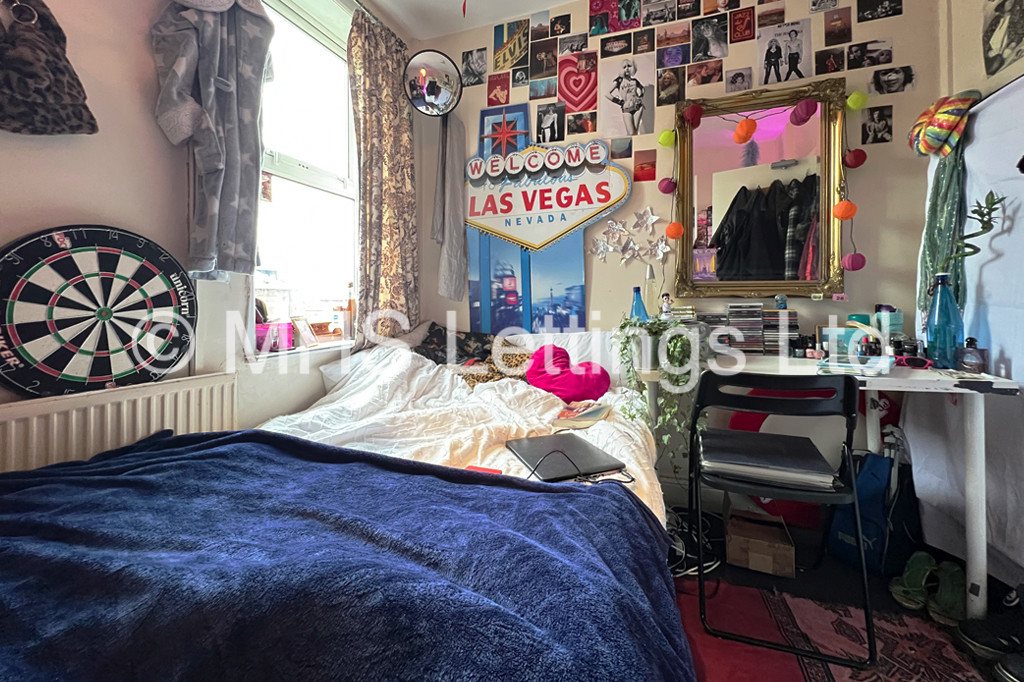 Photo of 4 Bedroom Mid Terraced House in 5 Wrangthorn Place, Leeds, LS6 1HB