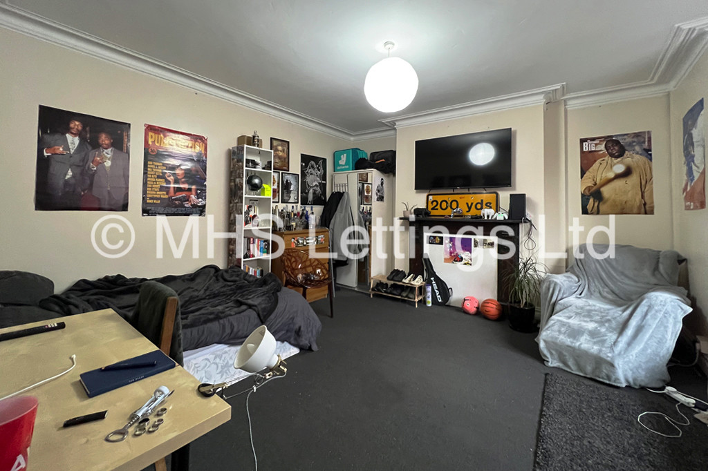 Photo of 4 Bedroom Mid Terraced House in 5 Wrangthorn Place, Leeds, LS6 1HB