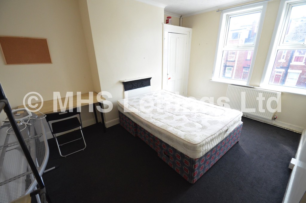 Photo of 4 Bedroom Mid Terraced House in 5 Wrangthorn Place, Leeds, LS6 1HB
