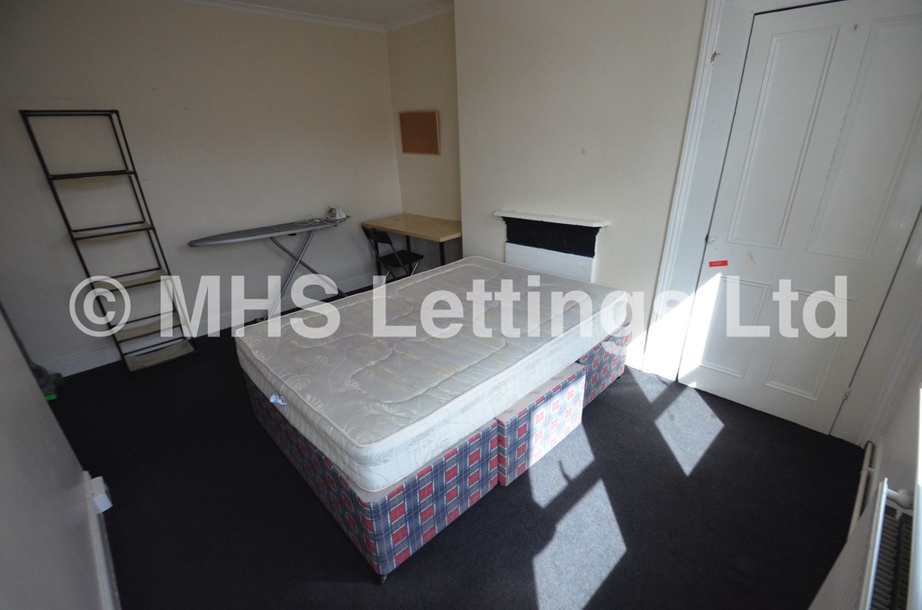 Photo of 4 Bedroom Mid Terraced House in 5 Wrangthorn Place, Leeds, LS6 1HB