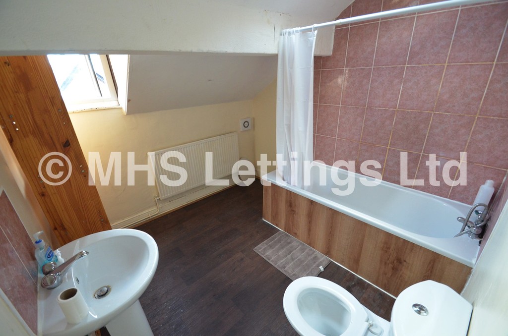 Photo of 4 Bedroom Mid Terraced House in 5 Wrangthorn Place, Leeds, LS6 1HB