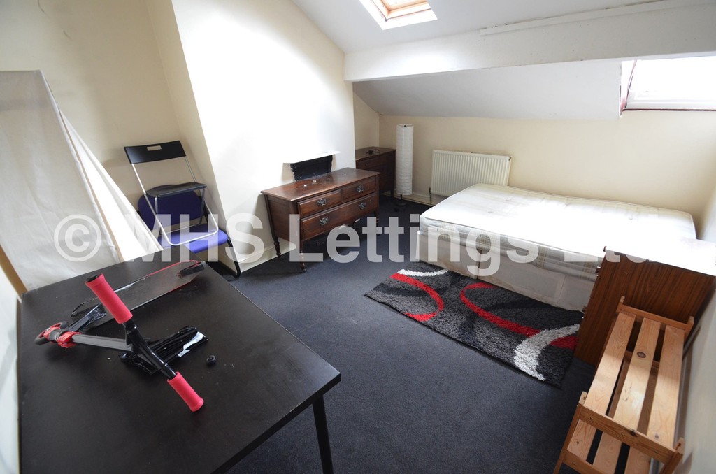 Photo of 4 Bedroom Mid Terraced House in 5 Wrangthorn Place, Leeds, LS6 1HB
