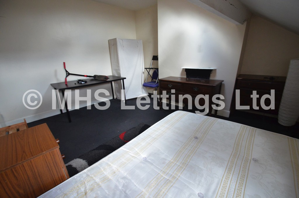 Photo of 4 Bedroom Mid Terraced House in 5 Wrangthorn Place, Leeds, LS6 1HB
