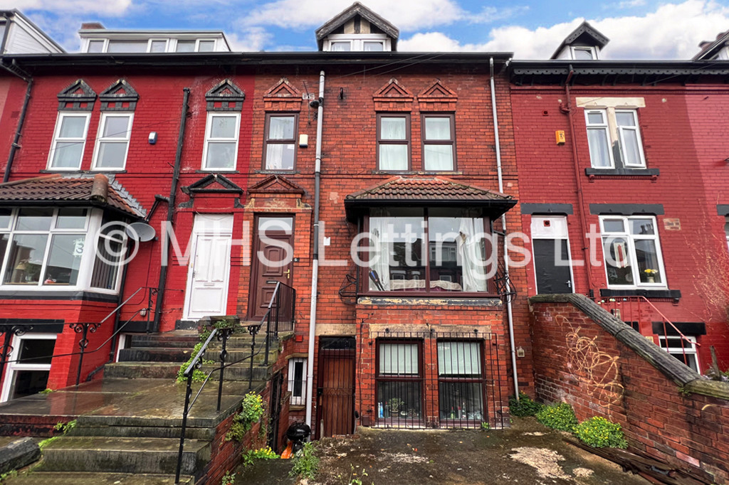 Photo of 4 Bedroom Mid Terraced House in 5 Wrangthorn Place, Leeds, LS6 1HB
