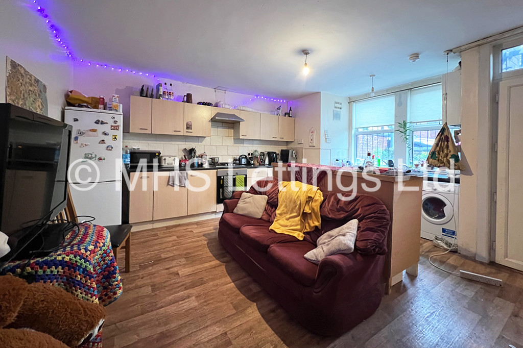 Photo of 4 Bedroom Mid Terraced House in 5 Wrangthorn Place, Leeds, LS6 1HB