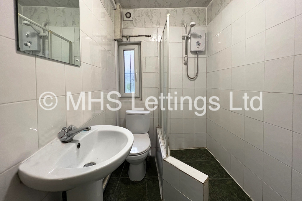 Photo of 4 Bedroom Mid Terraced House in 5 Wrangthorn Place, Leeds, LS6 1HB