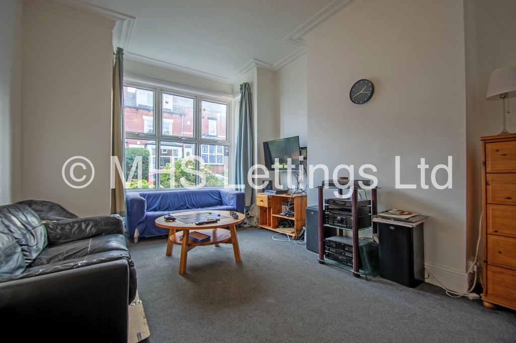 Photo of 4 Bedroom Mid Terraced House in 14 Stanmore Street, Leeds, LS4 2RS