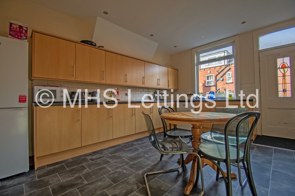Photo of 4 Bedroom Mid Terraced House in 14 Stanmore Street, Leeds, LS4 2RS