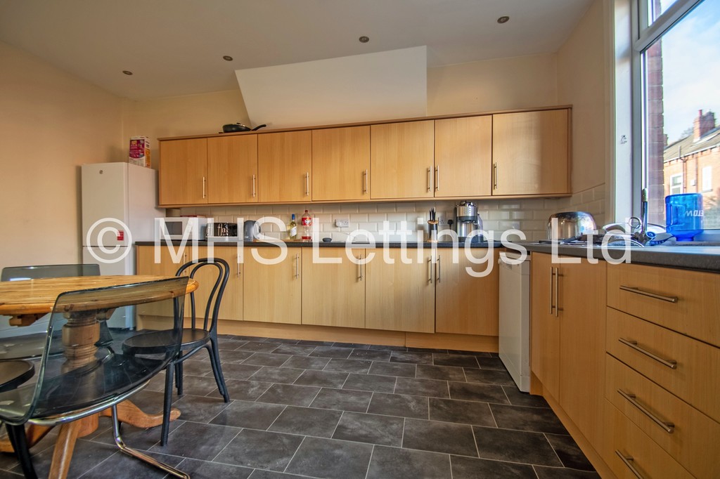 Photo of 4 Bedroom Mid Terraced House in 14 Stanmore Street, Leeds, LS4 2RS