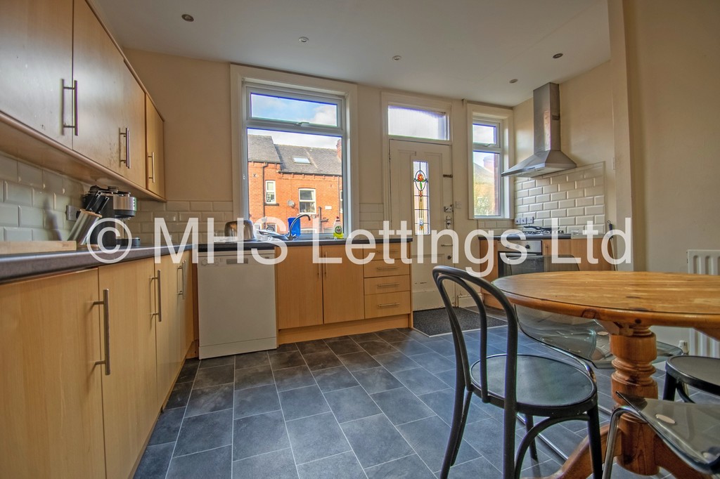 Photo of 4 Bedroom Mid Terraced House in 14 Stanmore Street, Leeds, LS4 2RS