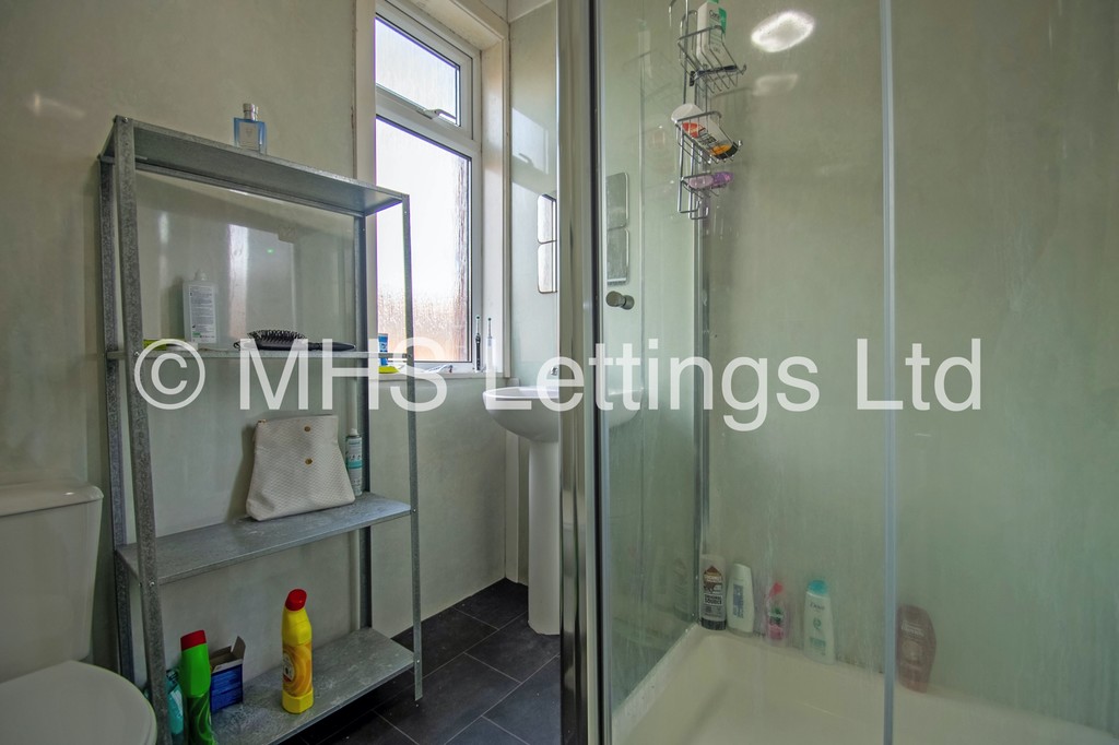 Photo of 4 Bedroom Mid Terraced House in 14 Stanmore Street, Leeds, LS4 2RS