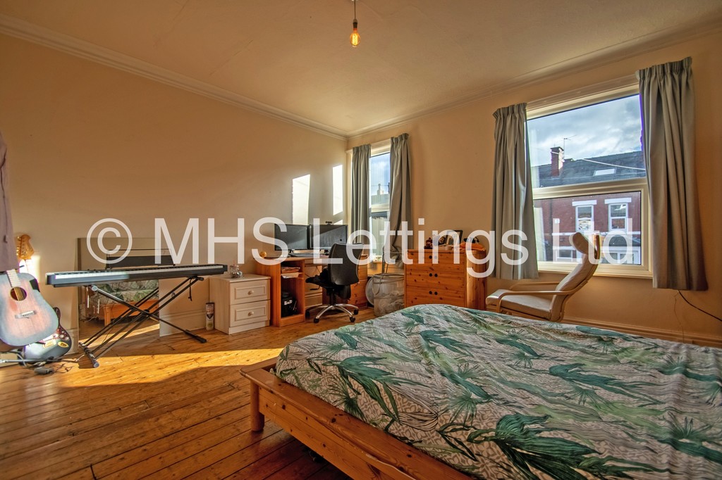 Photo of 4 Bedroom Mid Terraced House in 14 Stanmore Street, Leeds, LS4 2RS