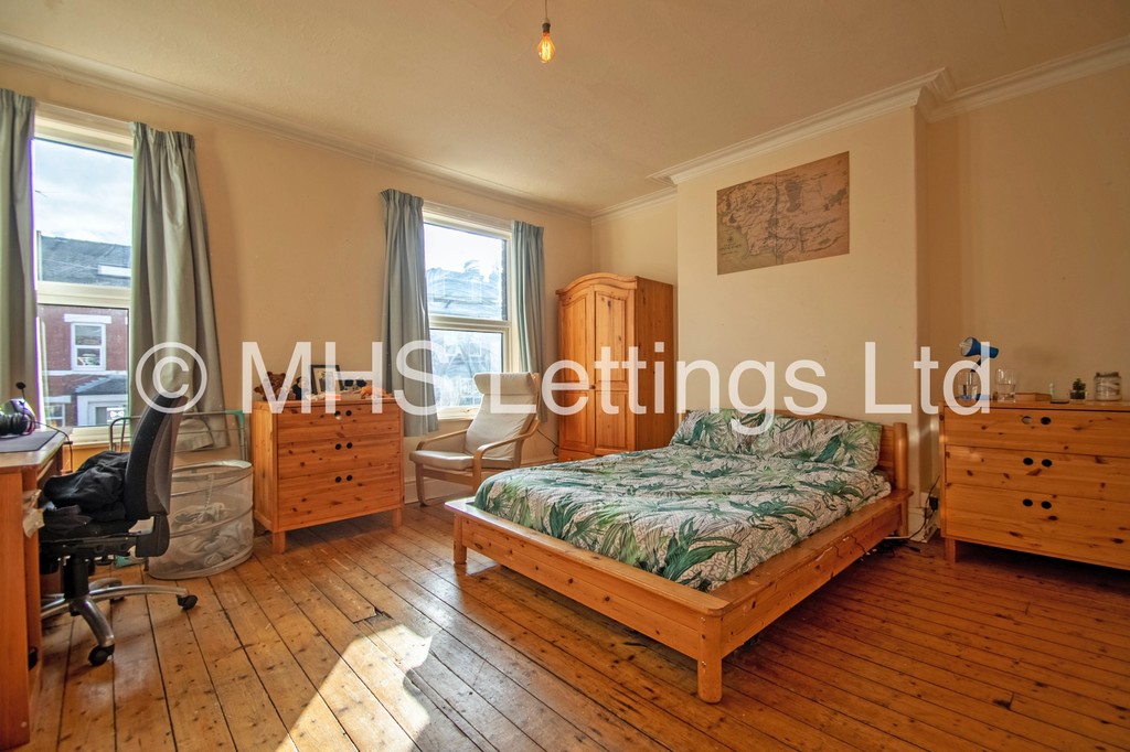 Photo of 4 Bedroom Mid Terraced House in 14 Stanmore Street, Leeds, LS4 2RS