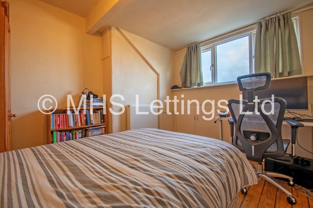 Photo of 4 Bedroom Mid Terraced House in 14 Stanmore Street, Leeds, LS4 2RS