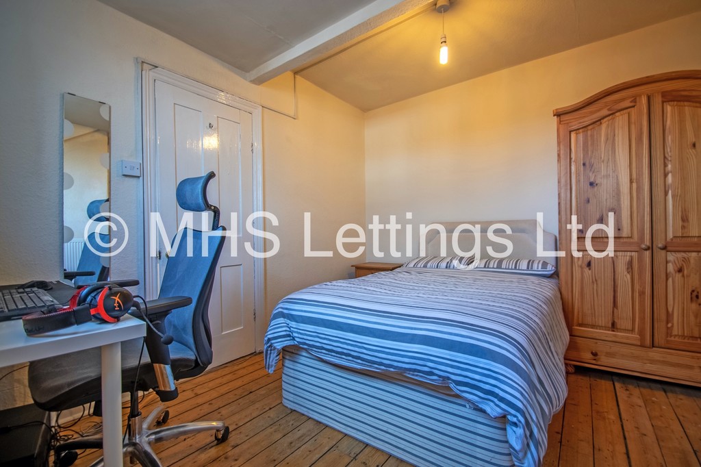 Photo of 4 Bedroom Mid Terraced House in 14 Stanmore Street, Leeds, LS4 2RS
