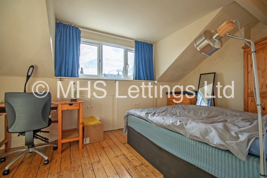 Photo of 4 Bedroom Mid Terraced House in 14 Stanmore Street, Leeds, LS4 2RS