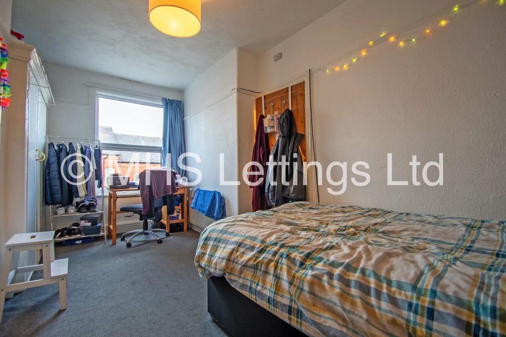 Photo of 4 Bedroom Mid Terraced House in 14 Stanmore Street, Leeds, LS4 2RS