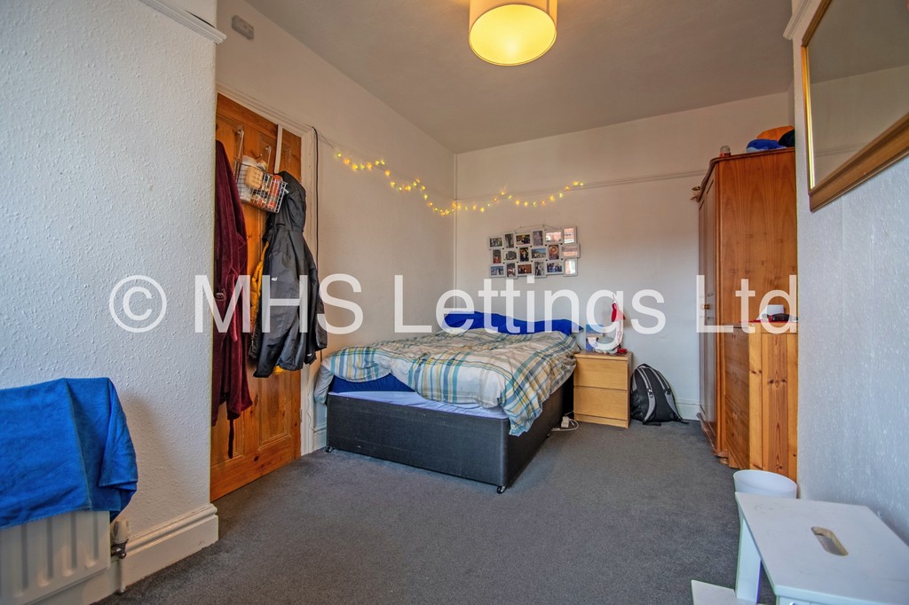 Photo of 4 Bedroom Mid Terraced House in 14 Stanmore Street, Leeds, LS4 2RS