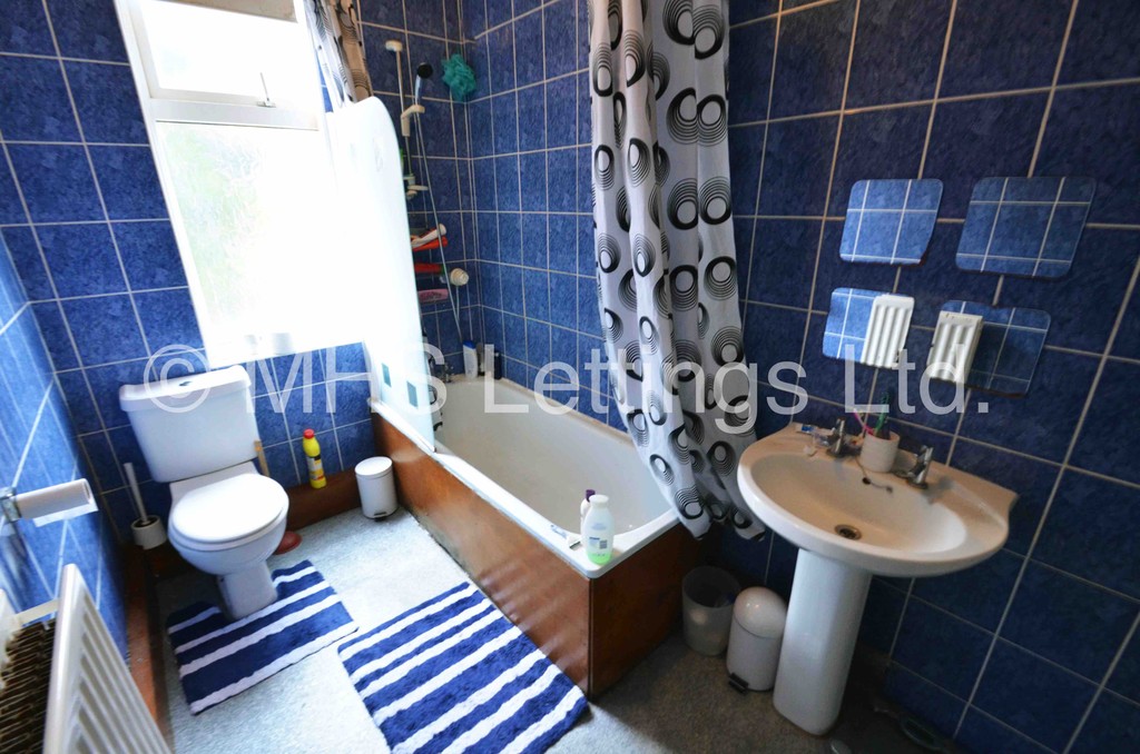 Photo of 6 Bedroom Mid Terraced House in 32 Ebor Place, Leeds LS6 1NR