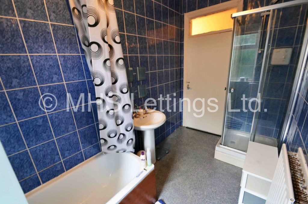 Photo of 6 Bedroom Mid Terraced House in 32 Ebor Place, Leeds LS6 1NR