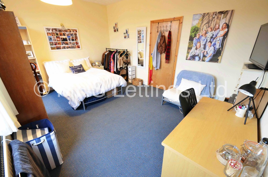 Photo of 6 Bedroom Mid Terraced House in 32 Ebor Place, Leeds LS6 1NR