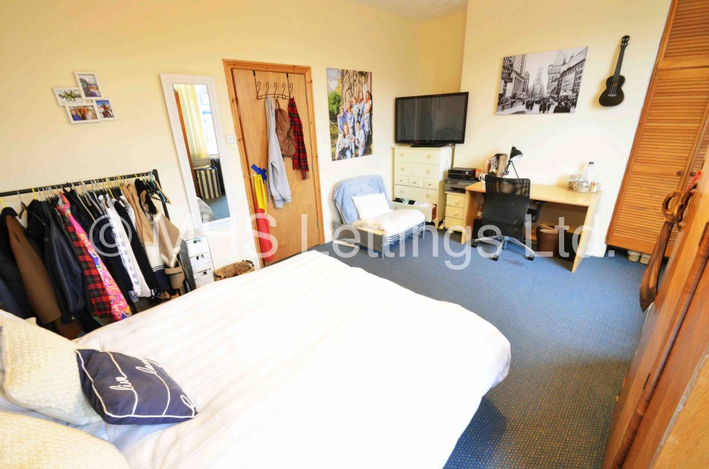 Photo of 6 Bedroom Mid Terraced House in 32 Ebor Place, Leeds LS6 1NR
