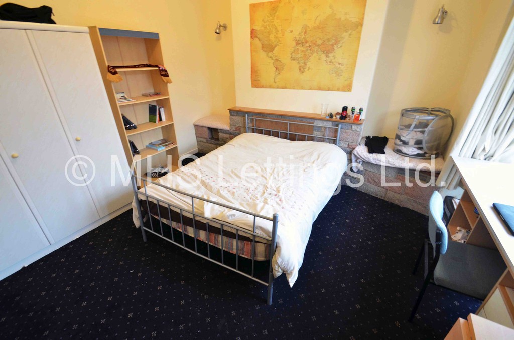 Photo of 6 Bedroom Mid Terraced House in 32 Ebor Place, Leeds LS6 1NR