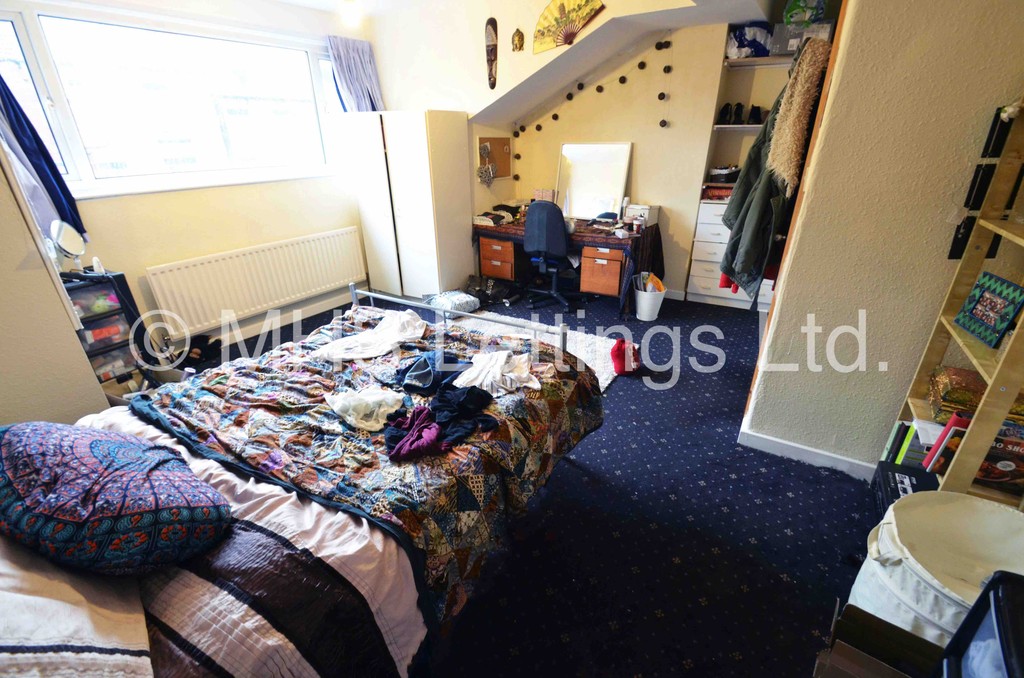 Photo of 6 Bedroom Mid Terraced House in 32 Ebor Place, Leeds LS6 1NR