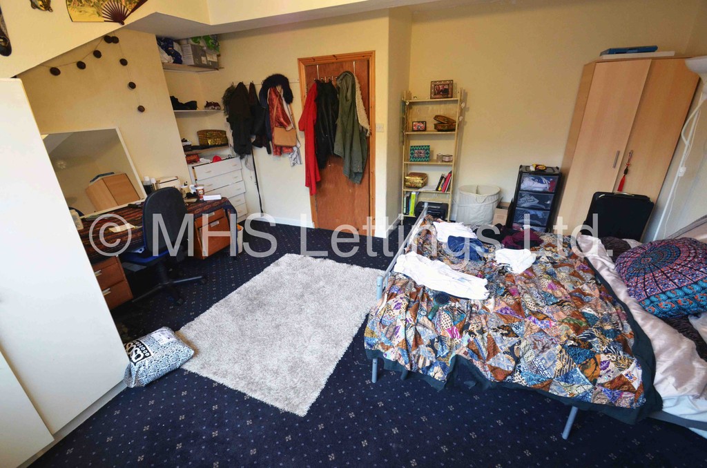Photo of 6 Bedroom Mid Terraced House in 32 Ebor Place, Leeds LS6 1NR