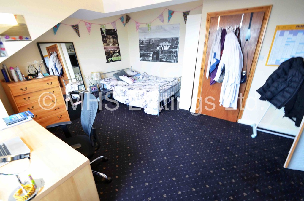 Photo of 6 Bedroom Mid Terraced House in 32 Ebor Place, Leeds LS6 1NR