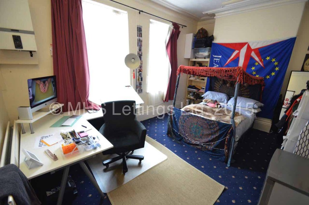 Photo of 6 Bedroom Mid Terraced House in 32 Ebor Place, Leeds LS6 1NR