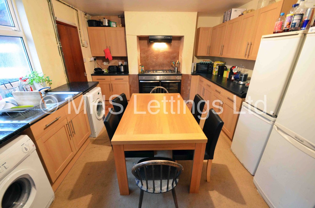 Photo of 6 Bedroom Mid Terraced House in 32 Ebor Place, Leeds LS6 1NR
