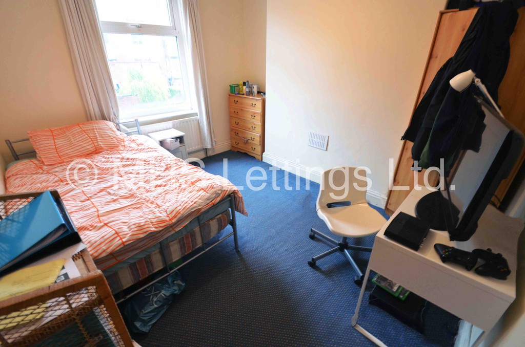 Photo of 6 Bedroom Mid Terraced House in 32 Ebor Place, Leeds LS6 1NR
