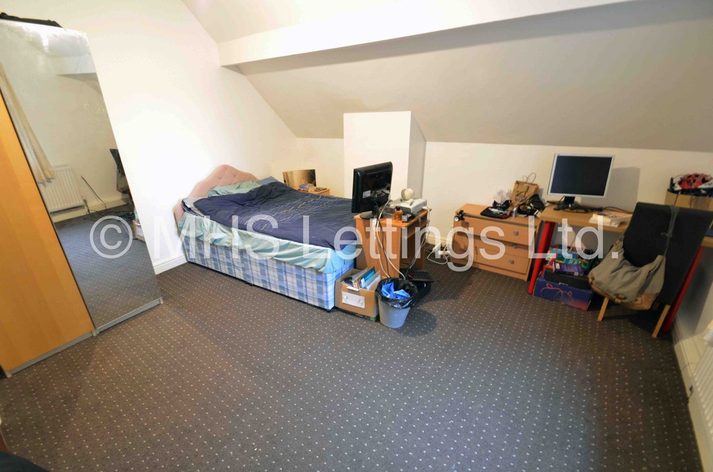 Photo of 2 Bedroom End Terraced House in 2 Ebberston Grove, Leeds, LS6 1RT