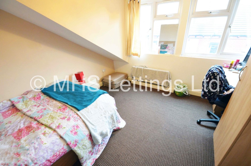 Photo of 3 Bedroom Mid Terraced House in 17 Thornville Terrace, Leeds, LS6 1JT