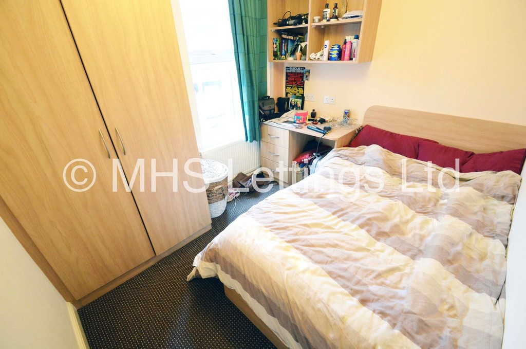 Photo of 3 Bedroom Mid Terraced House in 17 Thornville Terrace, Leeds, LS6 1JT