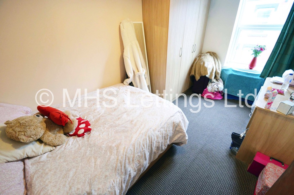 Photo of 3 Bedroom Mid Terraced House in 17 Thornville Terrace, Leeds, LS6 1JT