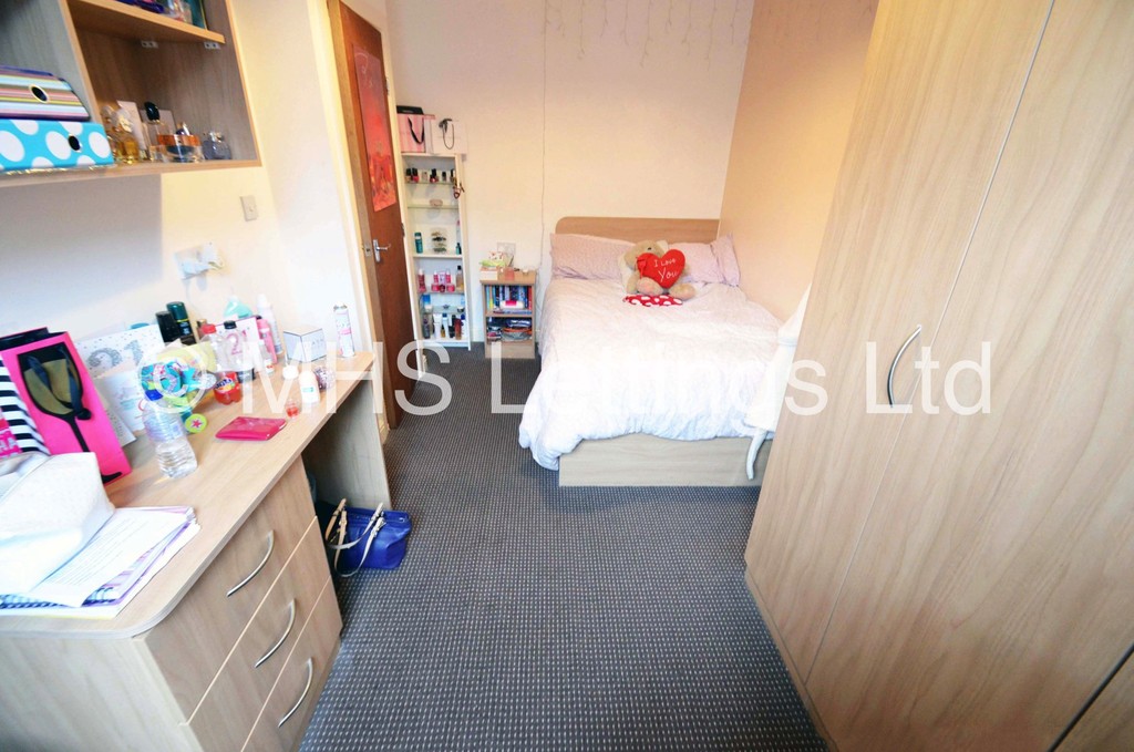 Photo of 3 Bedroom Mid Terraced House in 17 Thornville Terrace, Leeds, LS6 1JT