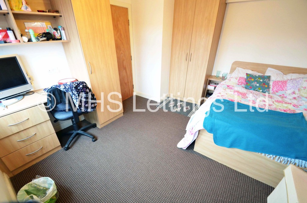 Photo of 3 Bedroom Mid Terraced House in 17 Thornville Terrace, Leeds, LS6 1JT