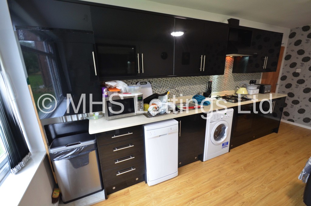 Photo of 3 Bedroom Mid Terraced House in 29 The Poplars, Leeds, LS6 2BT